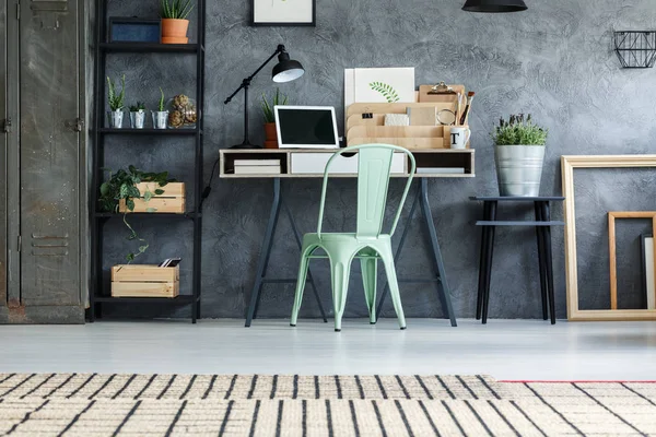 Hipster office düşük açılı