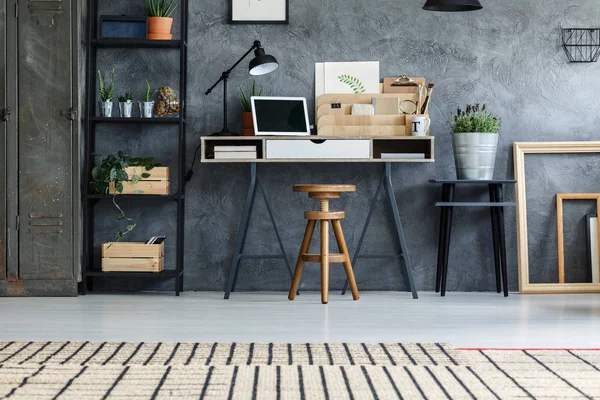 Gri duvar hipster ofiste