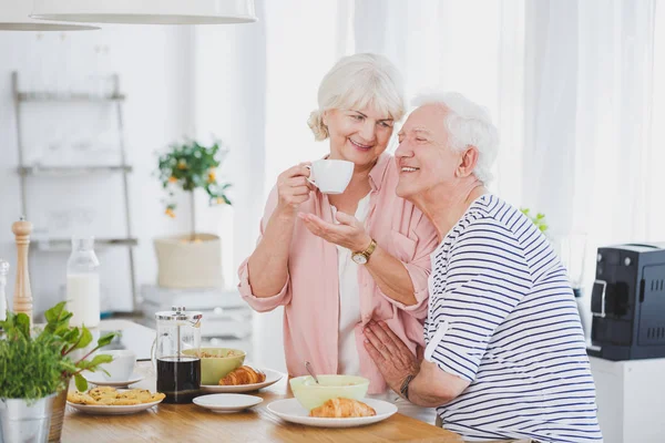 Äldste mannen och hans hustru med en kopp — Stockfoto