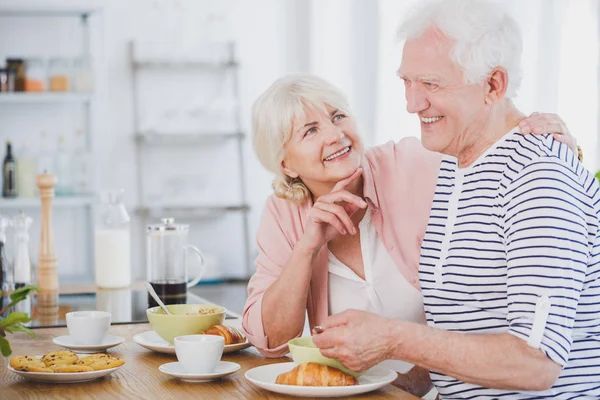 Senior man en vrouw bij het ontbijt — Stockfoto