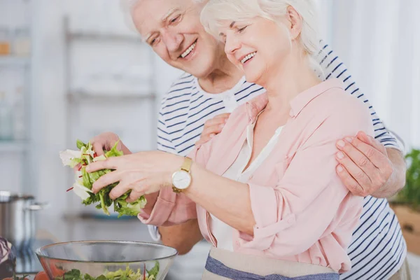 Senior couple making salad — Stock Photo, Image