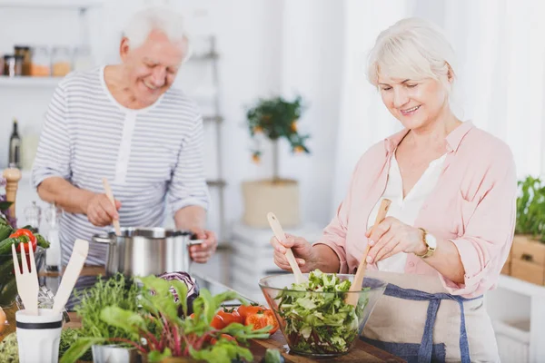 Üst düzey erkek ve kadın gıda hazırlama