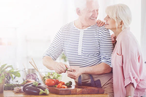 Senior man die salade — Stockfoto