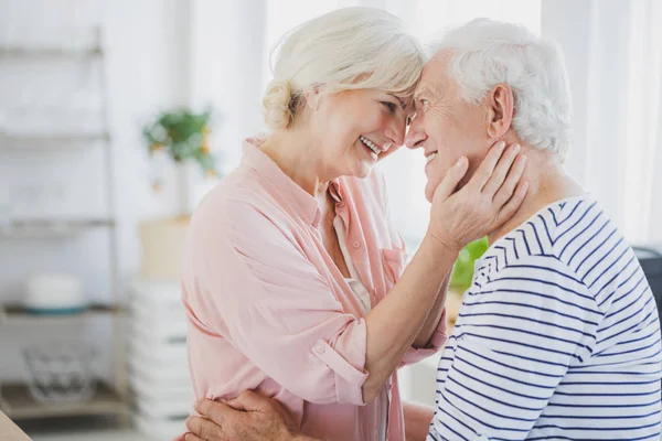 Evde yaşlı bir çift var.