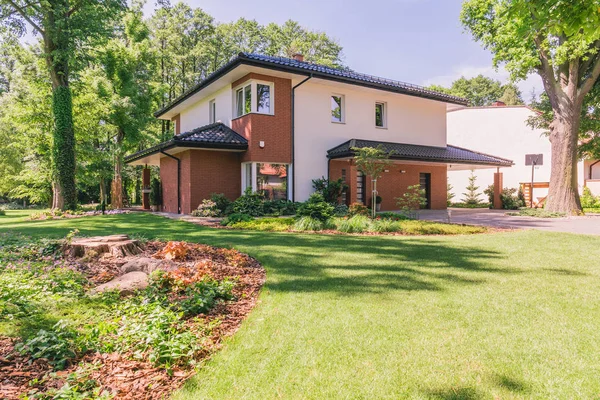 Zonnige tuin van modern huis — Stockfoto