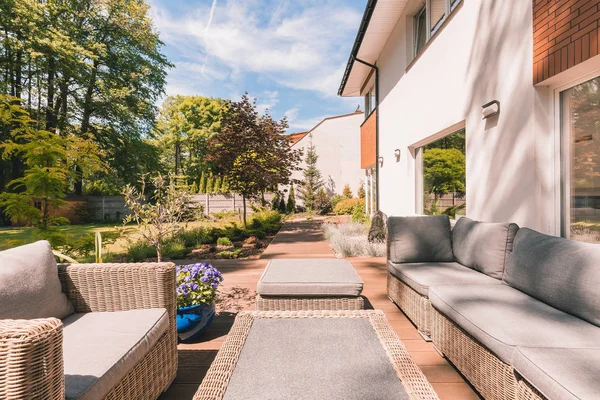 Zonnige patio van modern huis — Stockfoto