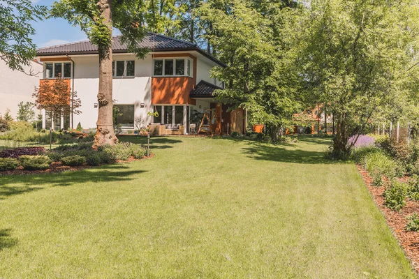 Güneşli Teras, Bahçe ve çim