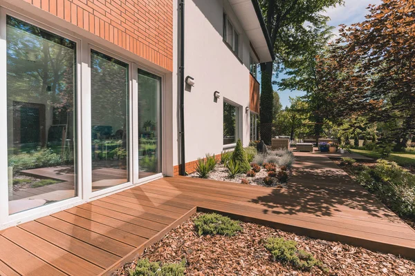 Villa veranda op zonnige dag — Stockfoto