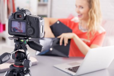 Kadın bir videoblog yapma sahiptir