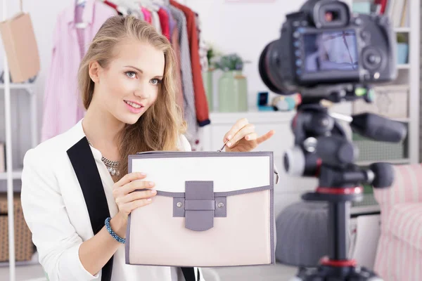 Mode vlogger presenterar väska — Stockfoto