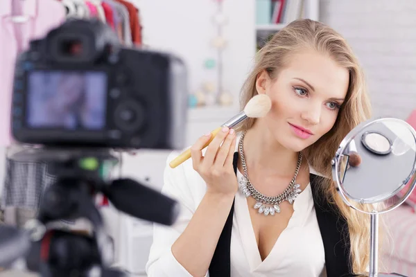 Vlogger shows make up — Stock Photo, Image