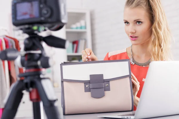 Girl is trying to sell bag — Stock Photo, Image