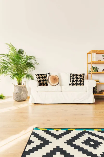 Sofa im Wohnzimmer — Stockfoto