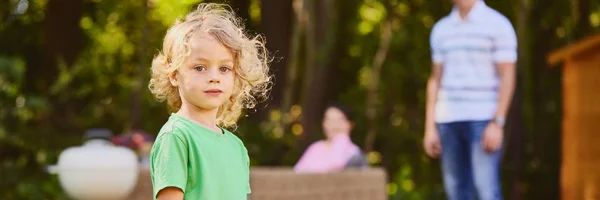 Menino brincando no jardim — Fotografia de Stock