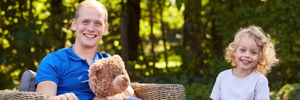Happy father and son with teddy bear — Stock Photo, Image