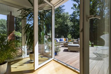 Geniş sundurma ile ev