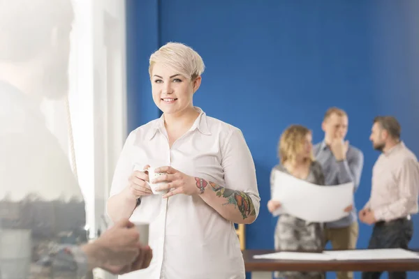 Trabajador tomando un café — Foto de Stock