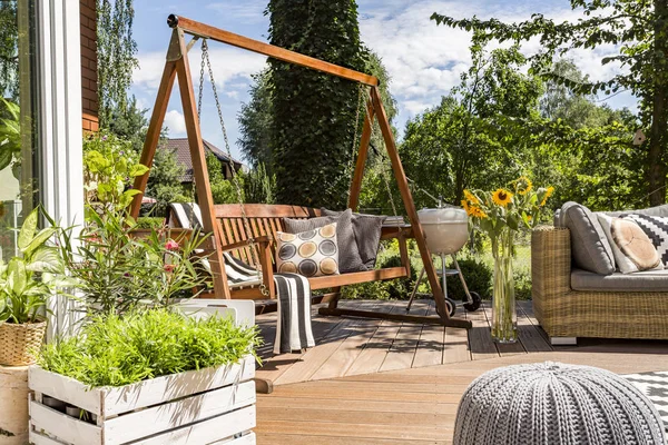 Patio de casa con el columpio jardín — Foto de Stock