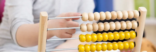 Räkna med abacus — Stockfoto