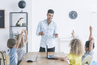 Çocuklar onların el kaldırsın