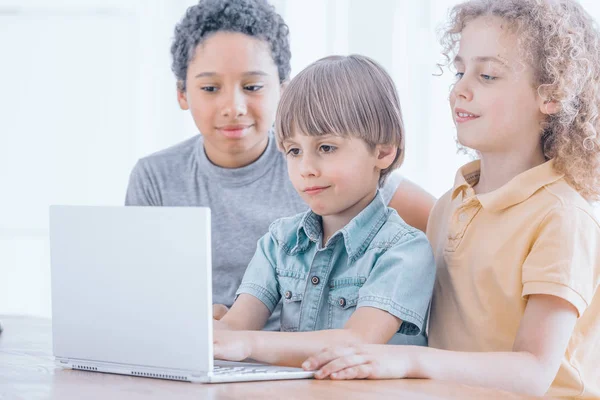 Joven niño aprende — Foto de Stock