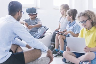 Çocuk Vr gözlük kullanır