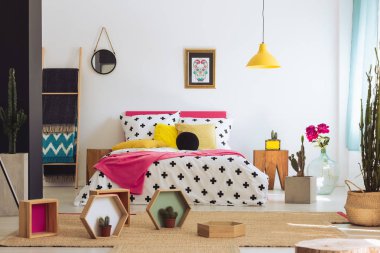 Yataklı renkli geometrik yatak odası