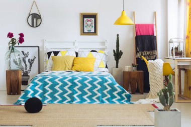 Trendy geometrik yatak odası, canlı renkler