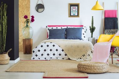 Canlı bir şekilde çok renkli halk yatak odası