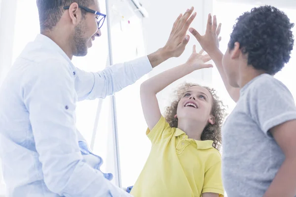 Kinderen spelen met leraar — Stockfoto