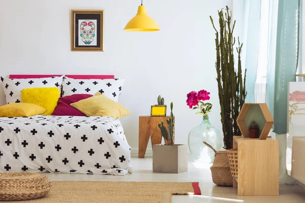 独特的卧室与多彩的枕头 — 图库照片