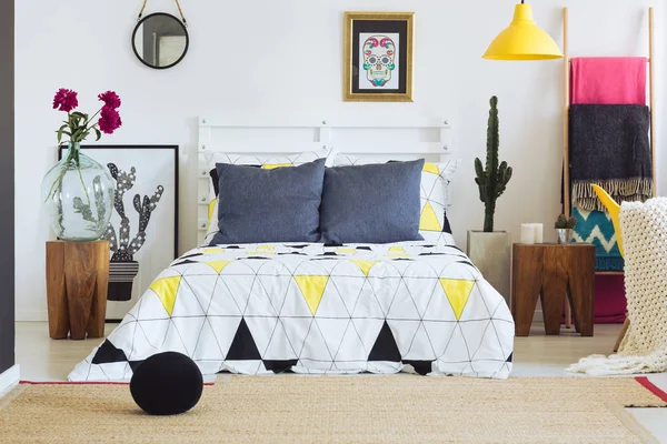 Geometrik desenli yatak odası dekor