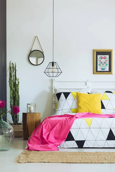 Geometric bedroom design, triangle quilt — Stock Photo, Image