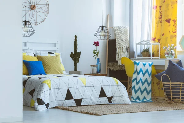 Современная спальня с желтыми аксессуарами — стоковое фото