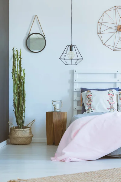 Dormitorio blanco con almohadas populares — Foto de Stock