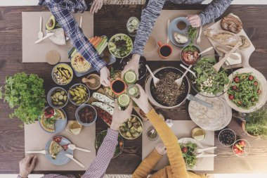 Arkadaşlar tost yükseltmek
