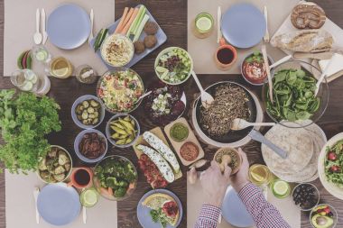 Adam makarna hazırlar