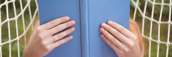 Синьої обкладинці книги — стокове фото