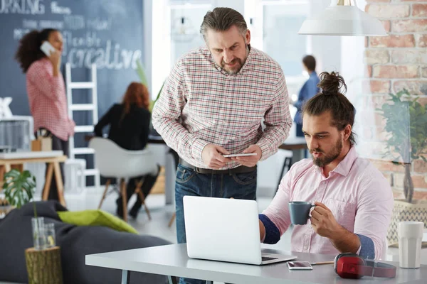 Equipo en oficina de coworking — Foto de Stock