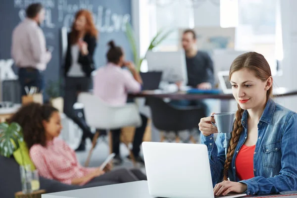 Donna che beve caffè e lavora — Foto Stock