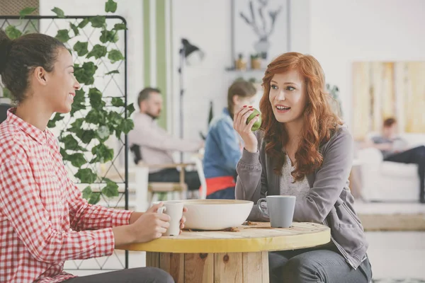 Lavoratori che fanno pausa caffè — Foto Stock