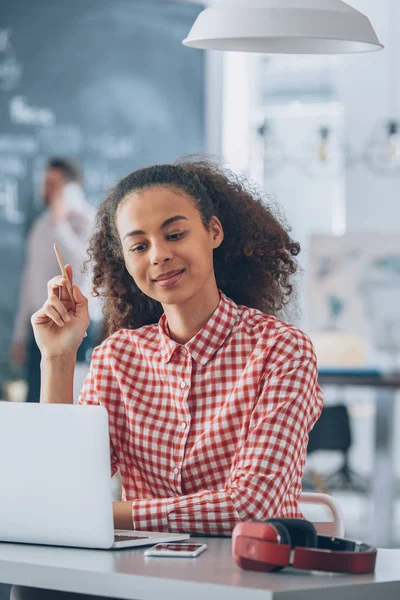 Freelancer en oficina moderna — Foto de Stock