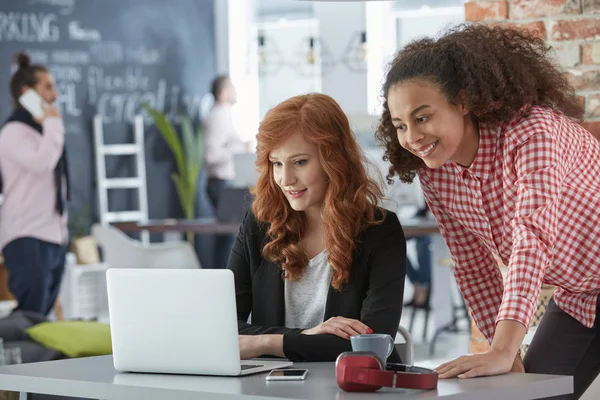 Geschäftsfrauen arbeiten an einem Projekt — Stockfoto