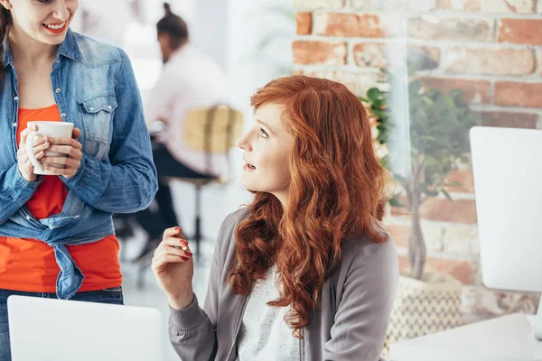 Coworkers parlando in ufficio — Foto Stock