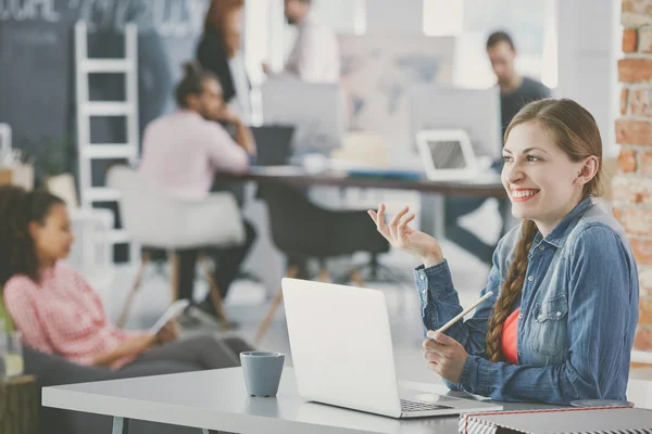 Freelancer in office samen te werken — Stockfoto