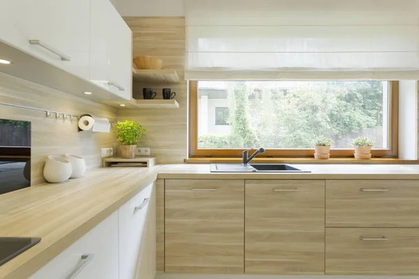 Cocina moderna con armarios de madera — Foto de Stock