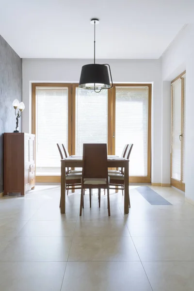 Sala de jantar minimalista com mesa de madeira — Fotografia de Stock