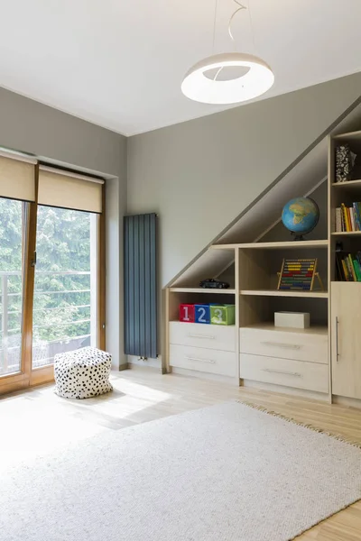 Ruangan anak-anak yang luas dengan balkon — Stok Foto