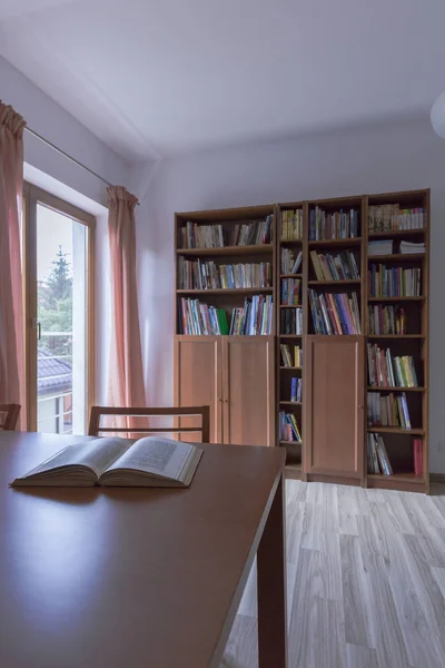 Elegantní pokoj s knihami — Stock fotografie