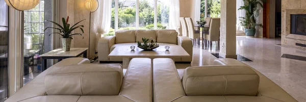 Sala de estar espaçosa com sofá — Fotografia de Stock